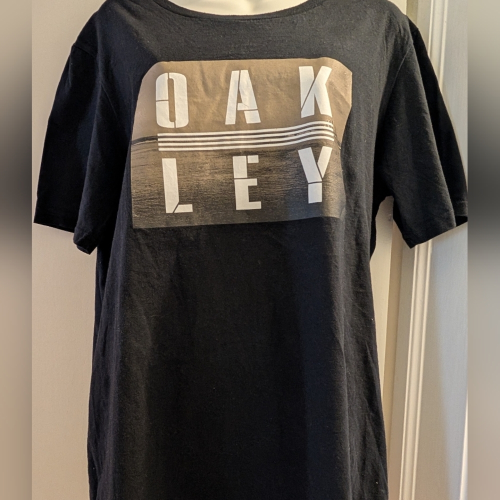 Oakley Black and Tan Graphic Tee. L.